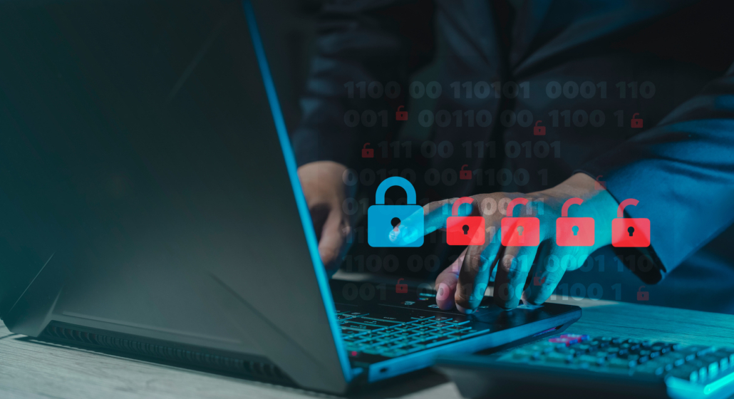 Vorzeitiges Erkennen von Sicherheitslücken Jemand sitzt am Laptop und überprüft die IT-Sicherheit