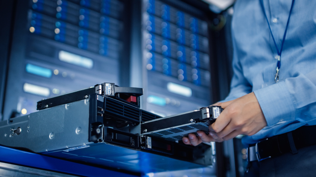 Vorteile einer vorausschauenden IT-Betreuung Ein IT-Verantwortlicher tauscht eine Festplatte.
