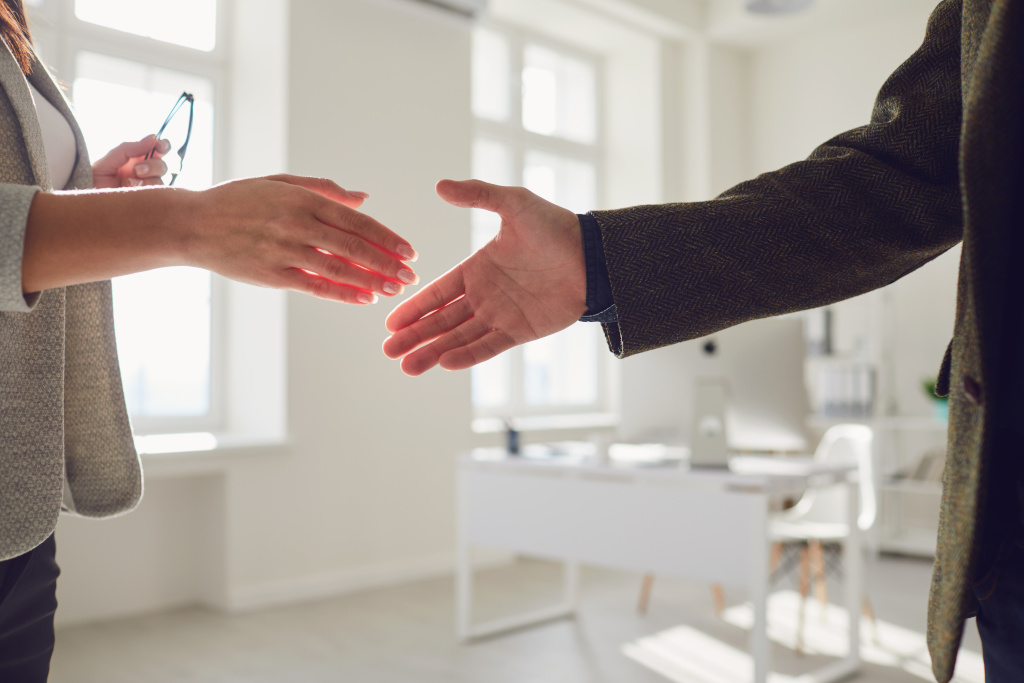 Handshake zwischen zwei Geschäftsleuten.